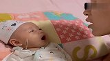 宝宝发高烧了，但还是不忘跟爸爸唠嗑，好像在跟爸爸诉苦呢