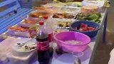 这样吃饭什么感觉，边玩边吃，看着也太快乐了！