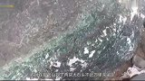 大叔昆仑山捡了两块大石头，千里迢迢来鉴定，专家一公斤2千！