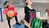 趣事精选，手动放炮仗嘴动出声音