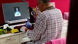 表哥答应老爸买礼物，谁知道说法不算话，老人无奈拿出了传家宝！