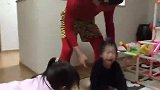 爸爸戴面具进屋，两个女儿被吓得失魂落魄哇哇大哭，到处找地方躲
