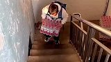 萌娃心疼妈妈主动帮忙搬2箱水上楼