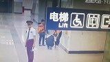 点赞！1岁萌娃忍不住地铁站台小便 爸妈蹲地擦拭三遍才离开
