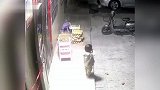 揪心！妈妈带娃玩摔炮，转身离开的瞬间，孩子竟把摔炮塞进嘴里，“啊”一声炸出火花