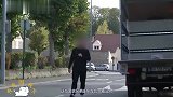 国外街头爆笑恶搞!小哥用手机诱惑路人,结果路人上钩被整惨了