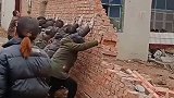 这么多人推墙，，接着墙就倒了。