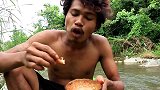 卷毛哥野外石盘烤虾，这是体验荒野求生吗？生活还不错