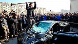 卖鱼的盆被车擦碰 老人用扁担猛砸豪车被拘