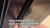 小孩手被电梯门夹的流血，妈妈吓蒙惊慌拉拽，姐姐机智控制电梯