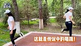 活力四射！47岁李冰冰与妹妹同框跳皮筋，元气满满不输少女