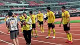 恒大客场2-0力克死对头上港 赛后全队与球迷一起忘情庆祝