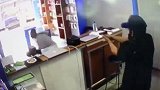 巴西：一名男子持枪抢劫手机店，反被店主开枪击倒在地