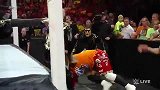 WWE-14年-RAW第1110期：星辰组合恶毒袭击杰米乌索-花絮