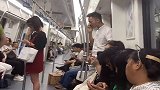 小伙地铁上搞笑和兄弟通话，这让我听到什么了，笑疯了！