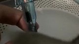 小猫咪喝水，饮水机停下才敢喝，原来是机器漏电
