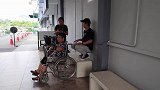 暖爆！国外读书的孙子不期而归，给生病出院的奶奶一个大惊喜