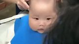 小宝宝第一次剃头，接下来宝宝不哭不闹太可爱了