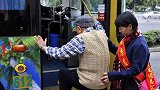 公交坐过站 老人堵车门不让其他乘客下车