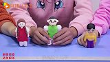 同学们玩粘土版过家家，胖妞用粘土做鸡腿和汉堡包，太好玩了