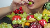 不露脸小姐姐，吃美味冰糖水果