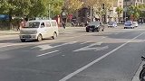 帅气司机单手开着宾利添越去上班了，这么冷的天为啥还开车窗呢