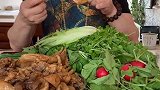 真不愧是家里有矿的人，平时伙食都这么奢华，网友：拆迁户不差钱
