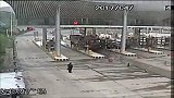 爆新鲜-20170419-嚣张!长韶娄高速大货车司机高速上袭击收费员抢走现