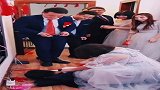 伴娘将伴郎坐到屁股底下，边打边要红包，网友：伴郎难为你了！