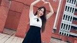 据说这是位车模姑娘，在学校天台跳舞，这套衣服给她加了30分！
