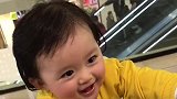 宝贝在婴儿车里，玩的不亦乐乎