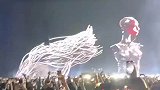给机器人通电的一刻全场沸腾，科技感满满的表演