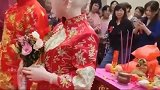 一对新人的结婚现场，飞来一只蝴蝶，盘旋在新郎身边久久不肯离去