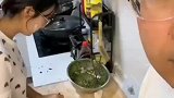 老婆为老公包饺子使出绝技