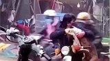 或许家境并不富裕，但给狗狗的爱很温暖