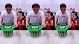 搞笑熊孩子：萌爸爸给小妹妹切一个大西瓜