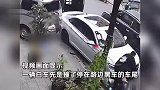 错把油门当刹车！白车司机连撞多车险辗轧骑车女子：刚提车路况不熟