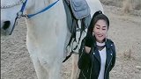 民族女孩上马的气质太酷了
