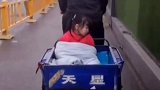 4月13日浙江杭州，爷爷每天骑小三轮送孙女上学，路人抓拍四季瞬间引赞叹！