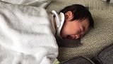 4个月小宝宝睡到一半被饿醒，随后的一幕让人心疼又好笑