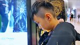 老爸教训孩子追到商场，小男孩扮模特瞒天过海，这一招牛了
