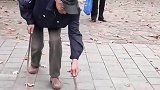 大爷公园表演打花棍技艺