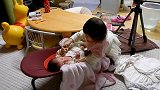 小宝宝准备洗澡了，姐姐赶忙给他脱衣服，两姐弟好可爱啊