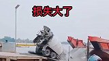 水泥罐车掉下船，居然走水路