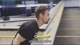 国外大街惊现“穿墙术”,男子轻松表演穿墙而过,路人纷纷傻眼