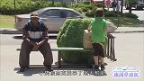 国外街头恶作剧，公园长椅变身隐形跷跷板，路人起身遭整蛊