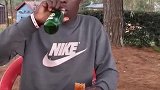 非洲的黑人小哥喜欢喝啤酒配辣条，果真是重口味！
