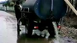 村里新买的洒水车，总感觉哪里不对劲！