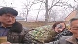 大衣哥把家里竹筒酒送给大爷喝，结果大爷却生气了，真不识货！