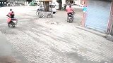 男子正准备停车，不料一头公牛冲了过来，跑还来得及吗